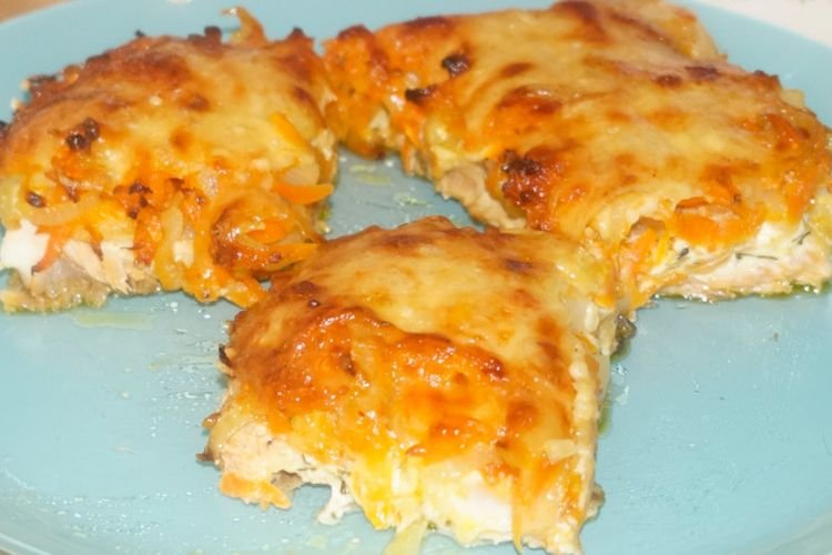 Lachsforelle mit Ananas, Karotten und Zwiebeln