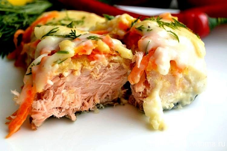 Lachsforelle, gebacken in Knoblauchsauce mit Zwiebeln und Karotten