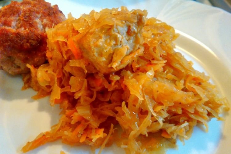 Lachsforelle mit Kohl, Karotten und Zwiebeln im Ofen