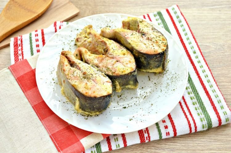 Lachsforelle mit Zwiebeln und Karotten in Mayonnaise-Senf-Sauce