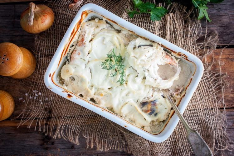 Lachsforelle mit Karotten und Zwiebeln in Sauerrahm