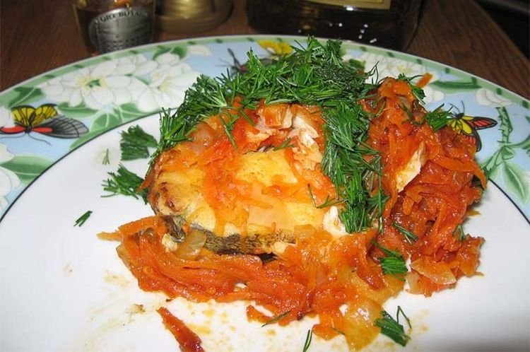 Lachsforelle mit Ingwer, Karotten und Zwiebeln