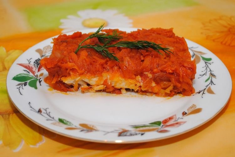 Lachsforelle mit Karotten und Zwiebeln, in Tomatensauce gebacken