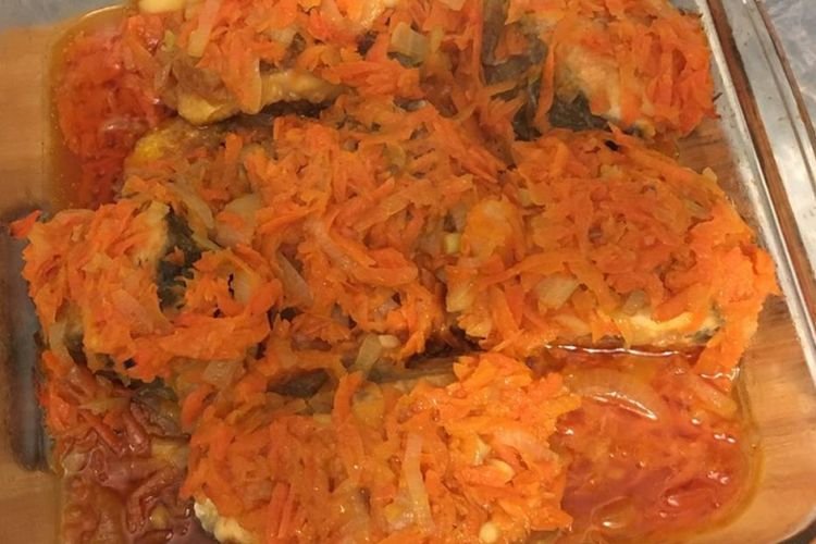 Saftige Lachsforelle, gebacken mit Zwiebeln und Karotten