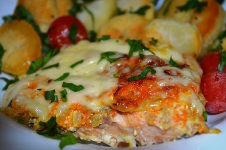Lachsforelle mit Karotten und Zwiebeln unter Käse