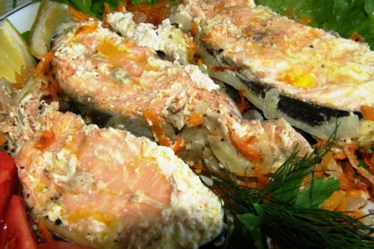 Lachsforelle mit Zwiebeln, Karotten und Mayonnaise