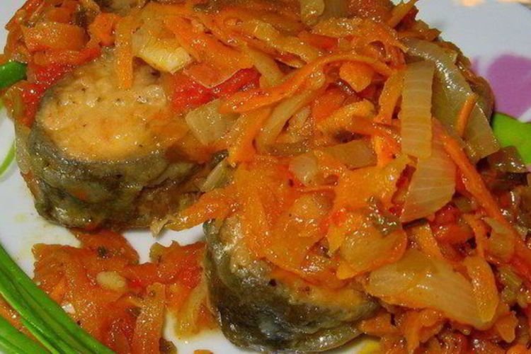 Pikante Lachsforelle mit Zwiebeln und Karotten