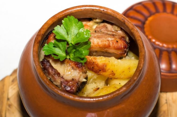 Pot Roast with Pork Ribs in Pots
