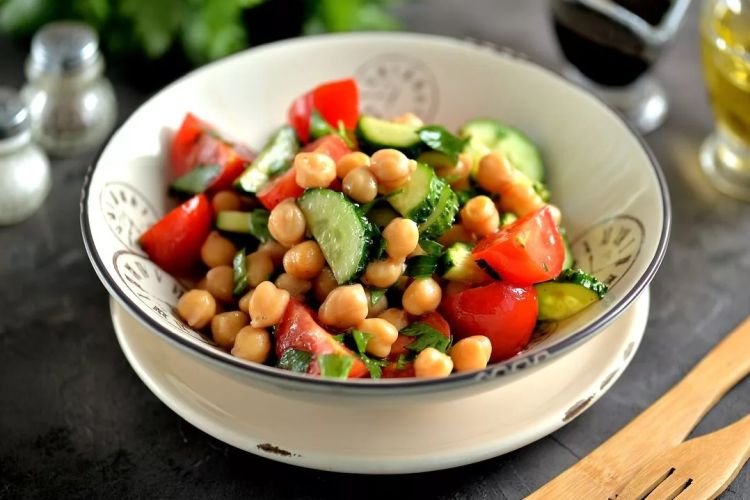 Vegetable Salad with Chickpeas