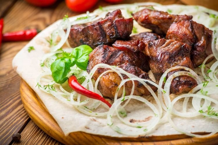 Schaschlik über offenem Feuer