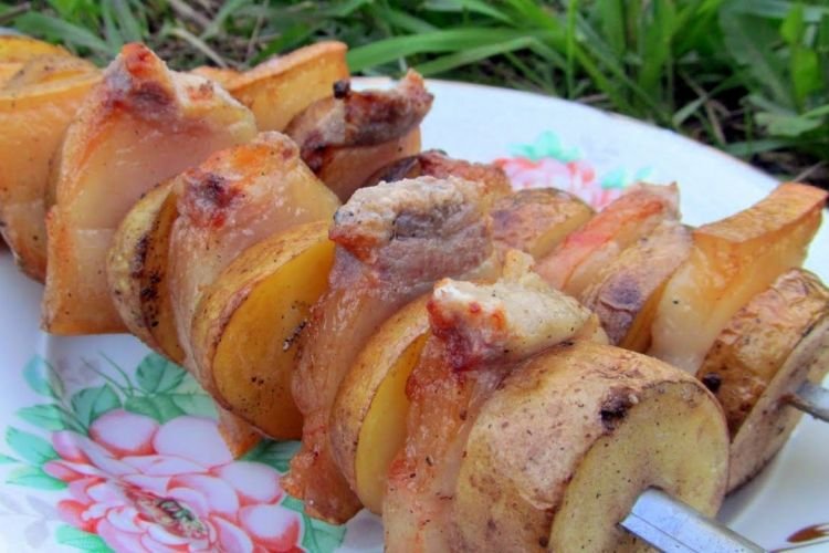 Kartoffel-Schaschlik mit Speck