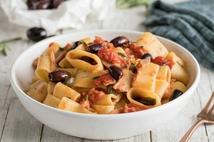 Pasta con atún y aceitunas
