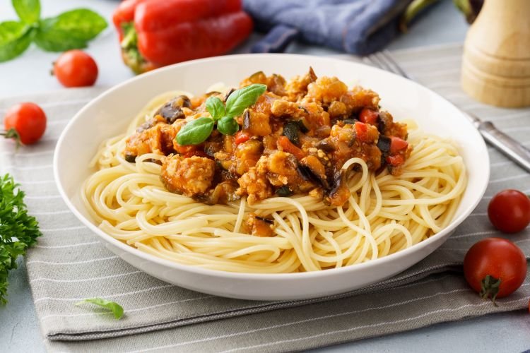 Pasta con carne picada y verduras