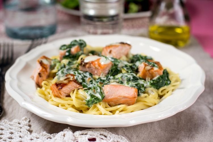 Pasta con salmón y espinacas