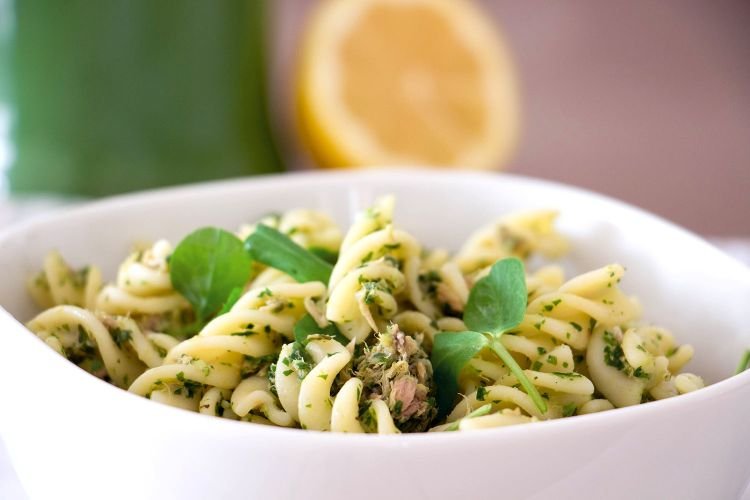 Pasta con carne picada y salsa pesto
