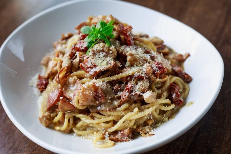 Pasta con champiñones y tomates secos