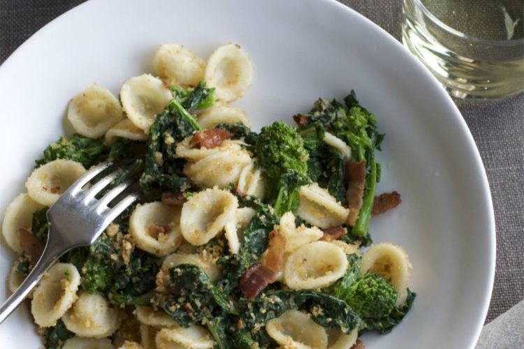 Pasta con tocino y brócoli