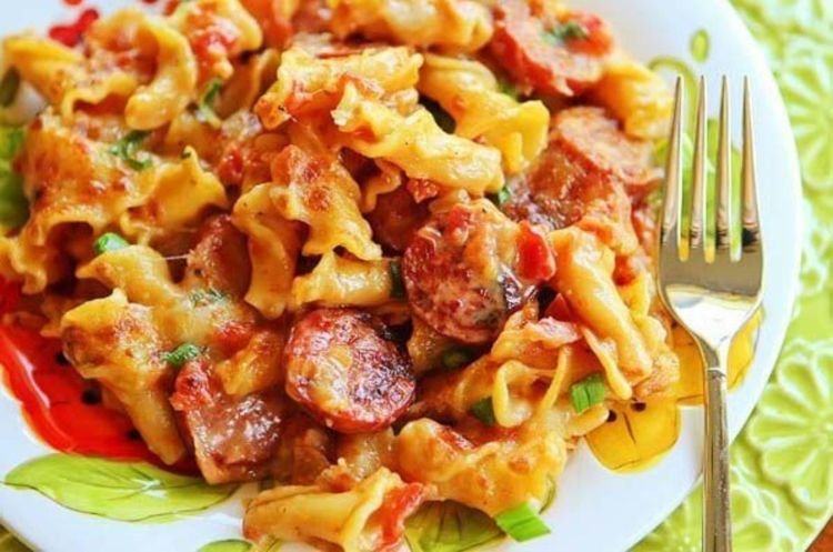 Pasta con salchicha y queso