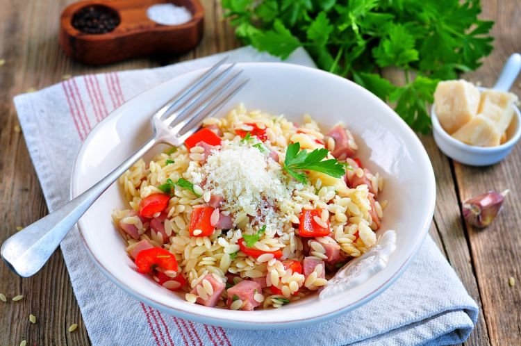 Pasta con jamón y pimiento morrón
