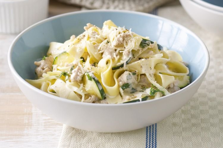 Pasta con calabacín en salsa agria