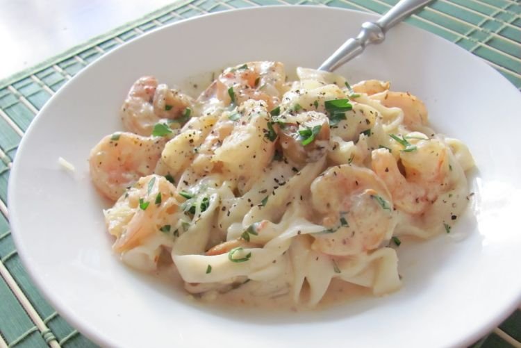 Pasta con camarones en salsa de ajo