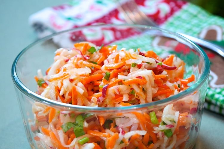 Salat mit Karotten und Daikon