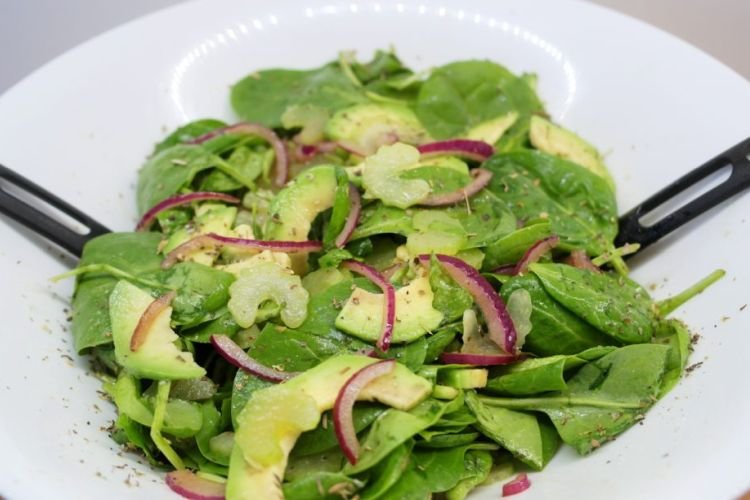 Salat mit Daikon, Avocado und Spinat