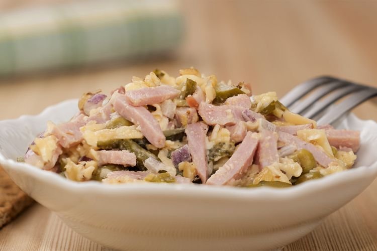 Salat mit Wurst, Kartoffeln und Daikon