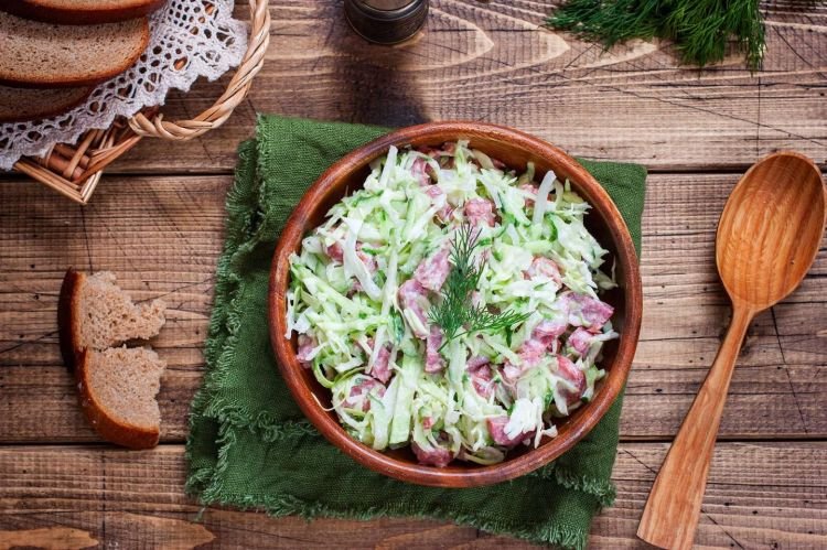 Salat mit geräucherter Wurst und Daikon