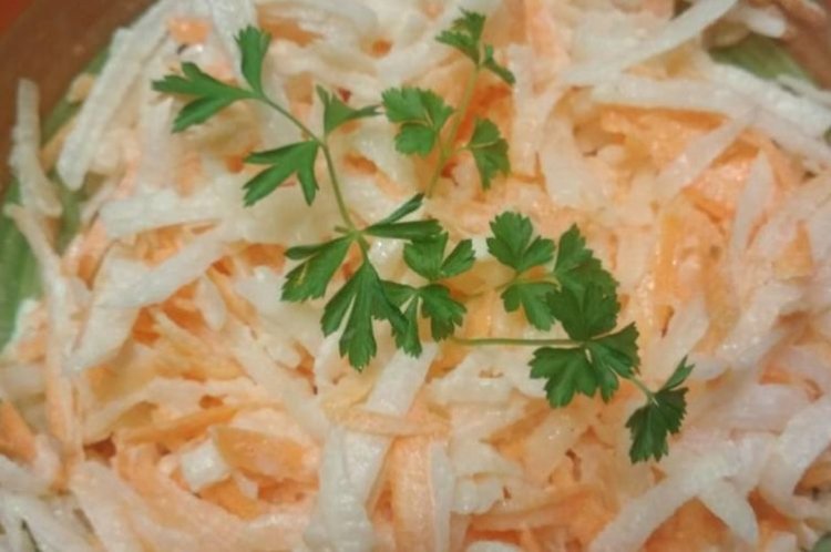 Salat mit Karotten, Käse und Daikon