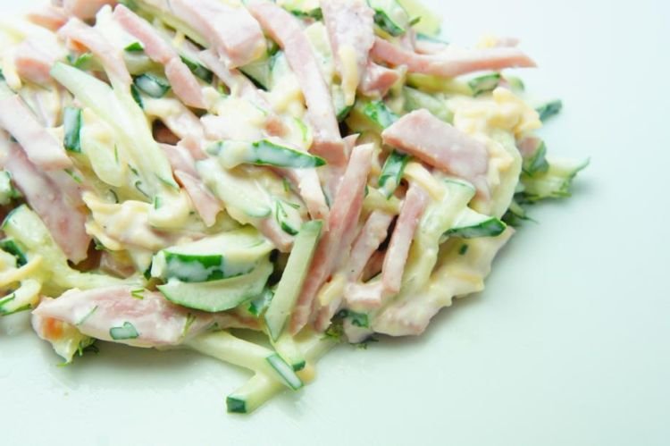 Salat mit Schinken, Gurken und Daikon