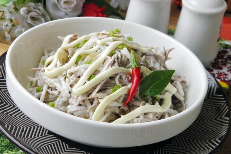 Salat mit Fleisch, Eiern und Daikon