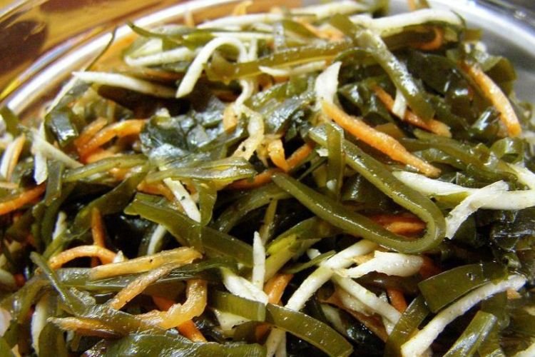 Salat aus Meeresalgen und Daikon