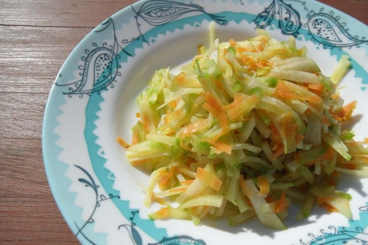 Salat aus Daikon und Sellerie
