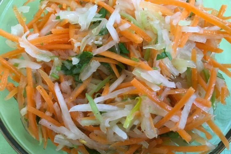 Salat mit Daikon, Karotten und Äpfeln