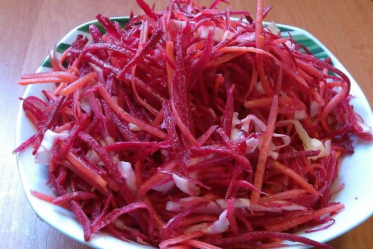 Salat aus Daikon und Roter Bete