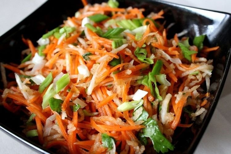Salat aus grünem Rettich und Daikon