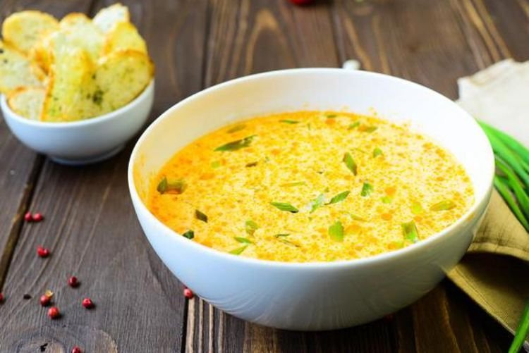Käsesuppe mit geräuchertem Hähnchen