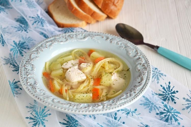 Hühnersuppe mit Nudeln und Kartoffeln