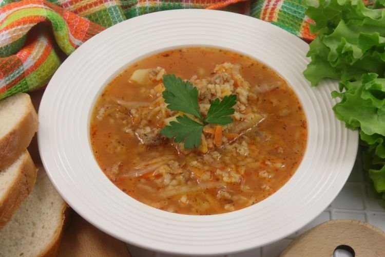 Suppe mit Kohl und Hackfleisch