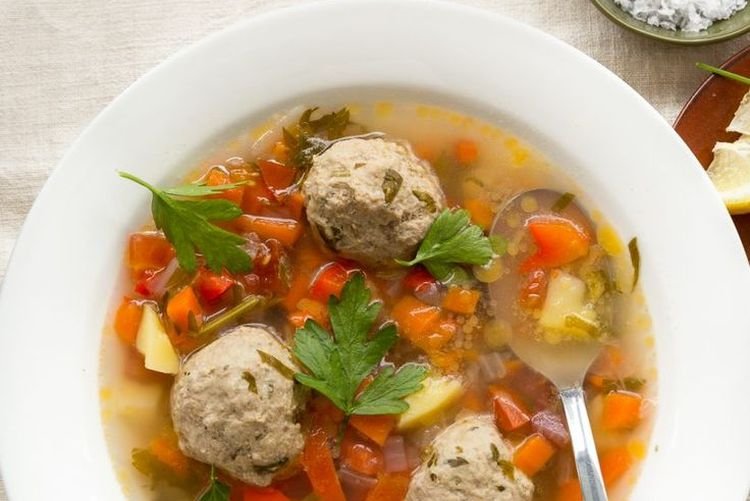 Suppe mit Frikadellen und Gemüse