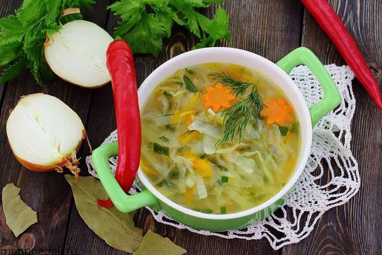 Zwiebelsuppe mit Kohl