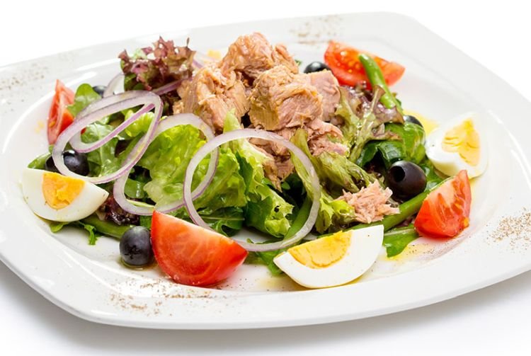 Nizza-Salat mit Thunfisch aus der Dose