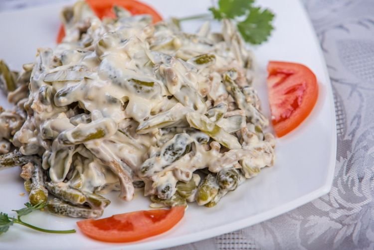 Salat mit Huhn und Cornichons