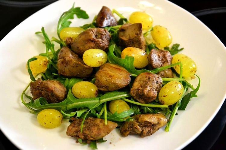 Französischer Salat mit Leber und Trauben
