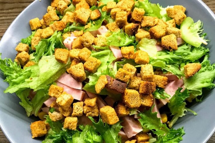 Grüner Salat mit Schinken und Croutons