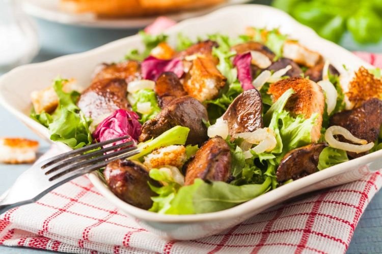 Salat mit Hühnerleber und Croutons