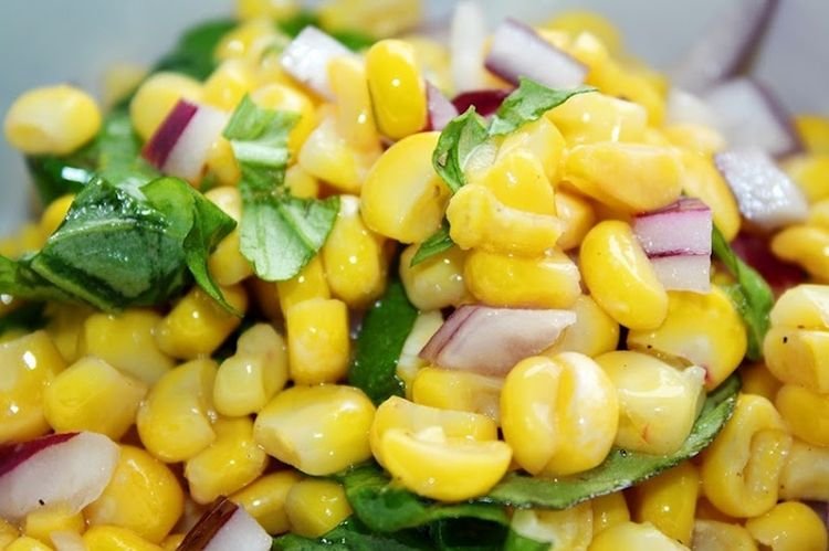 Leichter Salat mit Mais und Parmesan
