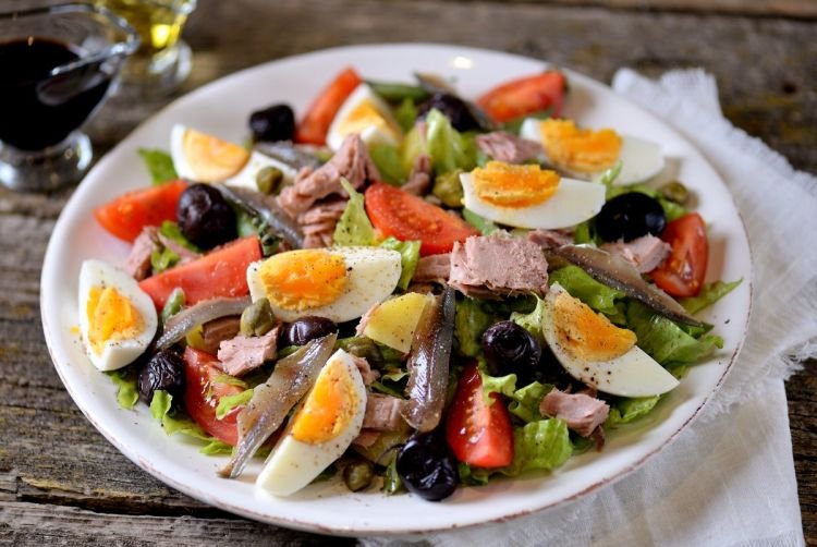 Nizza-Salat mit Kartoffeln und Sardellen