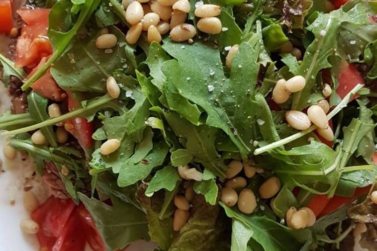 Salat mit Vinaigrette-Dressing